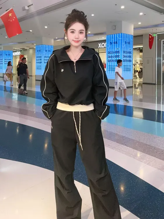 秋季专柜在售高定设计师款女士工装风半拉链连帽套装三件套T2536
