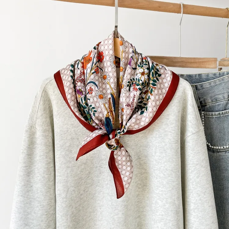 高级感小丝巾女爆款2025新款复古时尚印花方巾围巾头巾百搭小丝巾