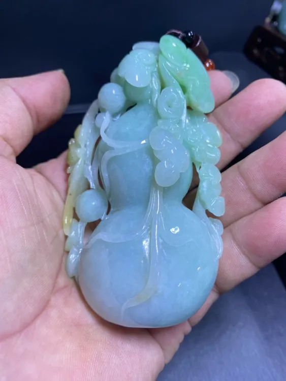 精缅甸翡翠A货工巧雕黄加绿手把件，种老水足，尺寸100-55-30