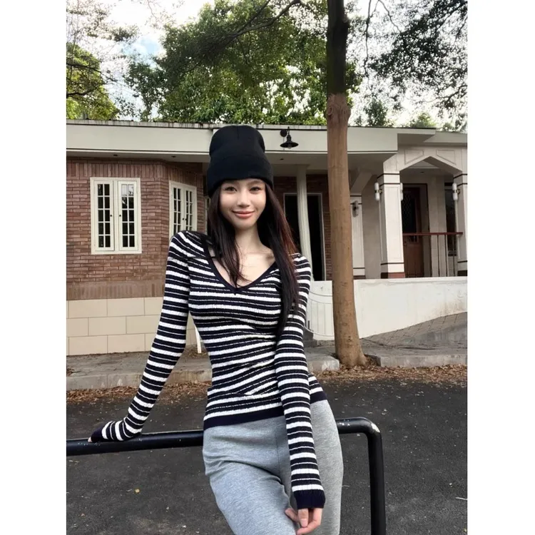 2025撞色V领条纹设计感内搭针织打底衫女春季洋气高级感显瘦上衣