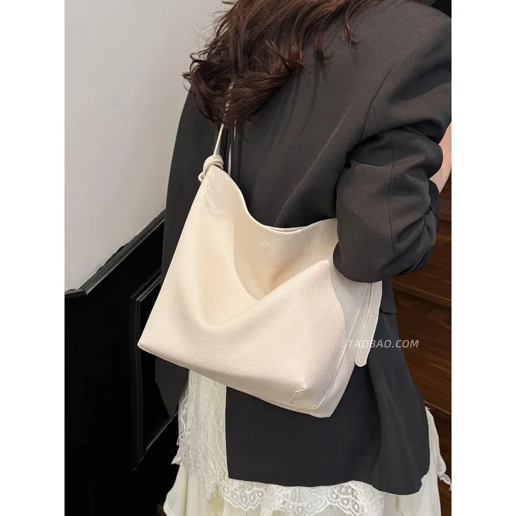 休闲通勤大容量包包女2025新款轻便百搭斜挎包时尚单肩托特水桶包