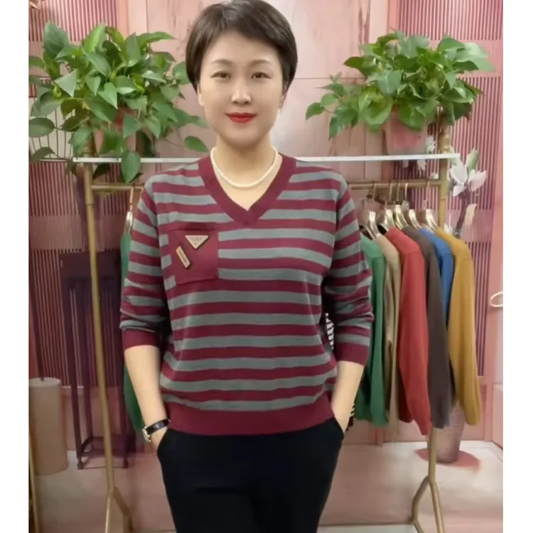 春秋新款妈妈长袖上衣洋气时尚中老年T恤v领条纹针织衫遮肚子小衫