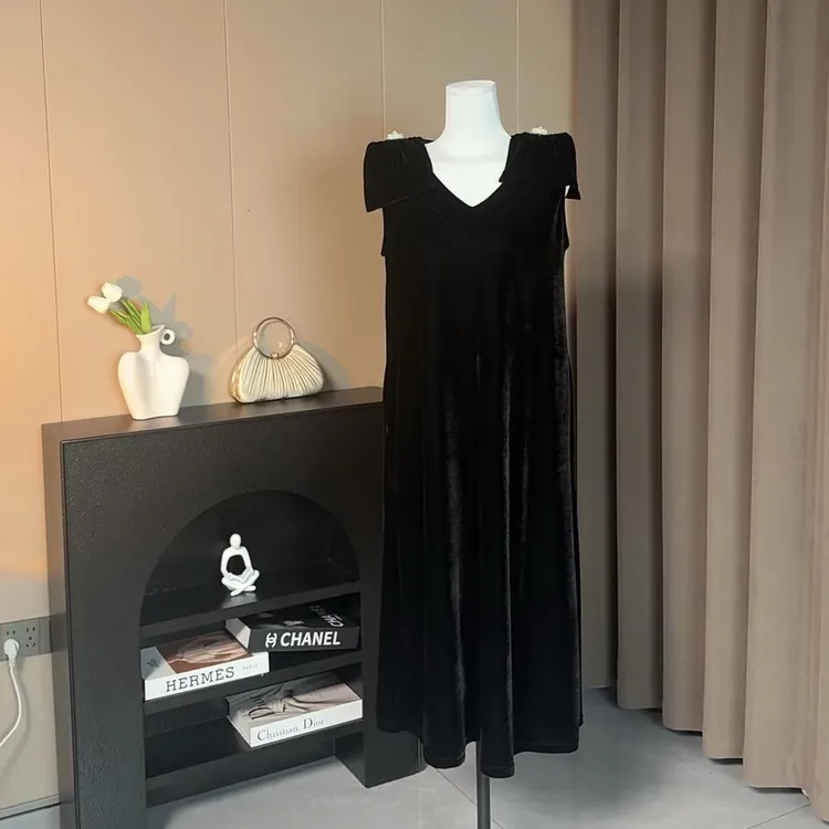 V领钉珠冰丝绒过膝长款气质法式赫本风黑色连衣裙