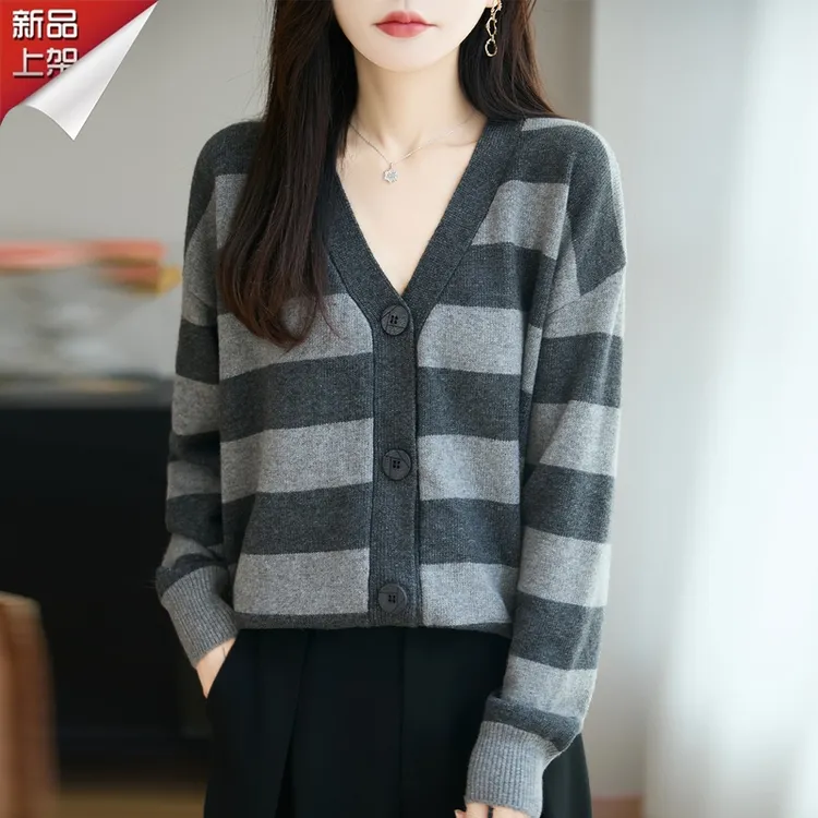哥弟阿玛施正品女士V领长袖羊毛衫新款显瘦减龄撞色条纹针织衫