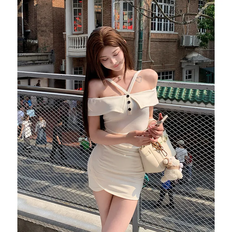 纯欲性感挂脖翻领一字肩女春秋季别致包臀连衣裙