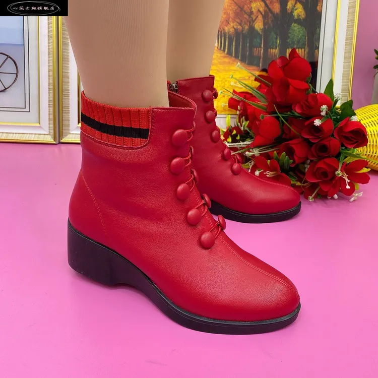 心芘2025年冬季新款坡跟短靴圆头马丁靴中年女士黑色防滑棉鞋女潮