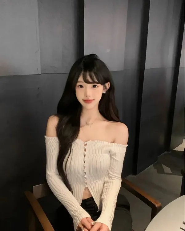 许我耀眼赵露思许妍同款白色一字肩针织衫女秋修身短款打底衫上衣