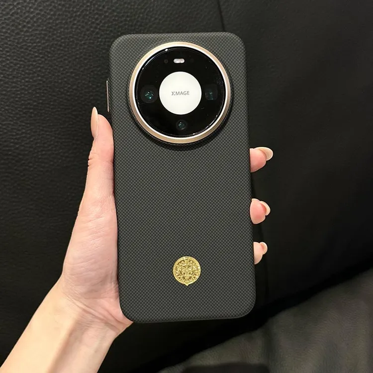 适用华为Mate80手机壳黄财神磁吸mate80promax碳纤纹理超薄防摔壳