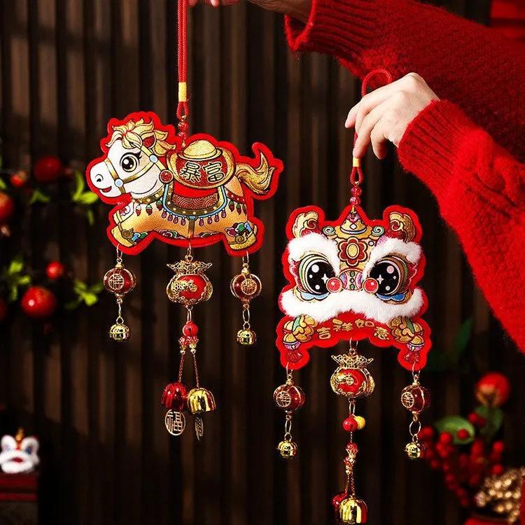 马年新年装饰毛绒醒狮福包挂件过年春节装饰用品玩偶喜庆挂件批
