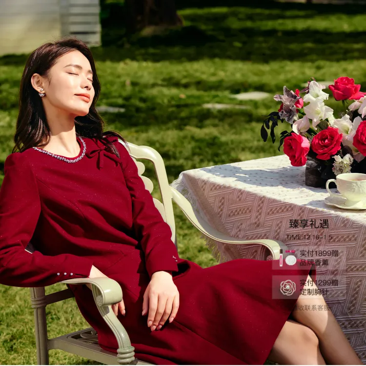 热烈红色礼服裙|领口精致钉钻蝴蝶结|珂莱蒂尔新款连衣裙