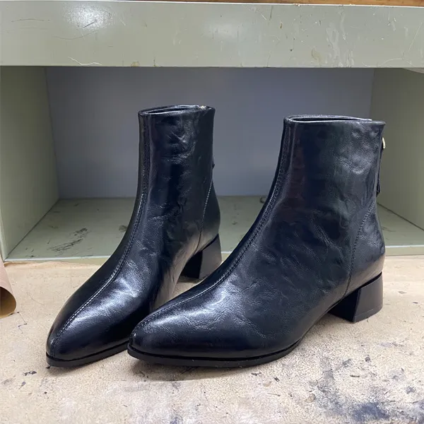 尖头短靴女秋冬季加绒2025年新款春秋马丁靴英伦风粗跟真皮靴