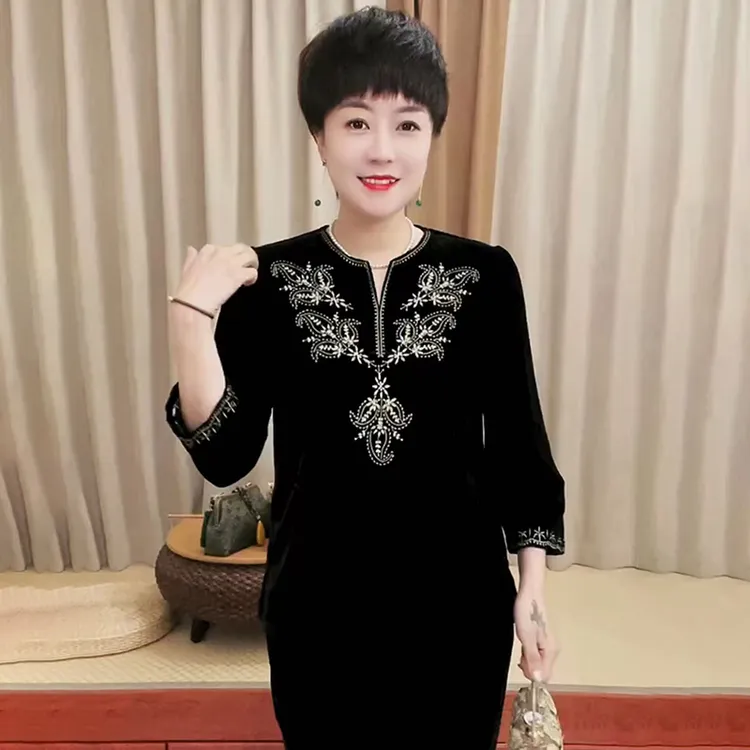 中老年妈妈装秋冬新款丝绒刺绣V领长袖上衣气质宽松显瘦T恤衬衫女