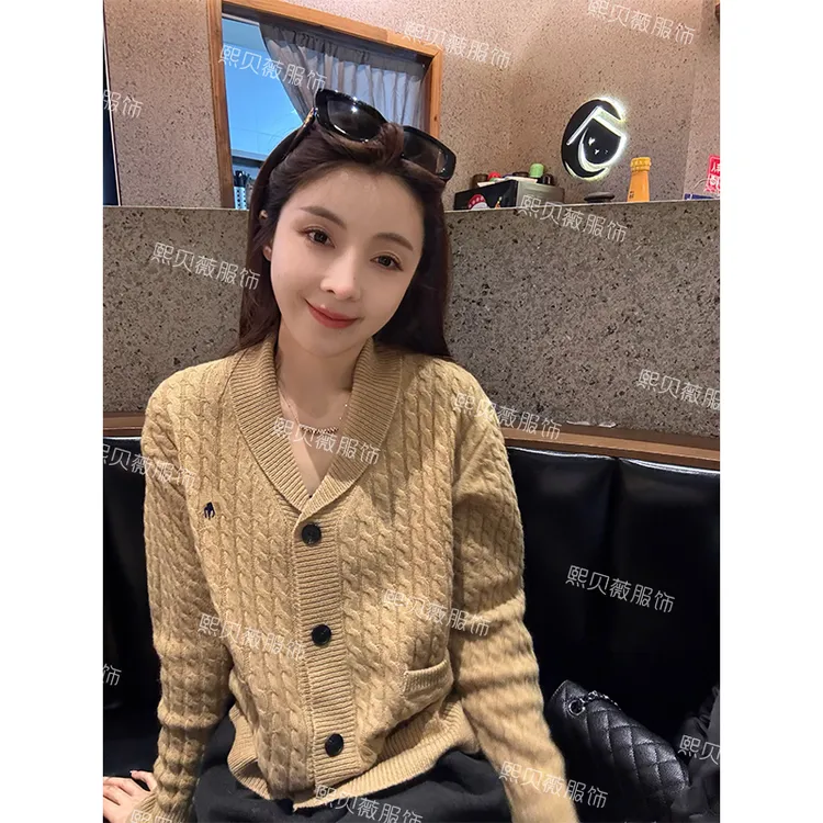 熙贝薇2 100绵羊毛翻领双口袋外套刺绣小标麻花针织开衫 G5927