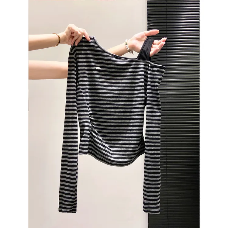 条纹斜肩长袖T恤女早秋季新款辣妹修身显瘦不规则设计感打底上衣