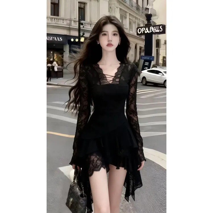 2025秋冬季轻熟风显瘦黑色蕾丝V领长袖修身收腰不规则裙摆连衣裙