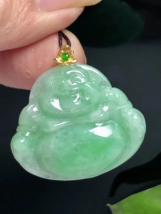 缅甸天然翡翠A货，18k金扣镶嵌冰润满绿佛公吊坠满色精美气质时尚。