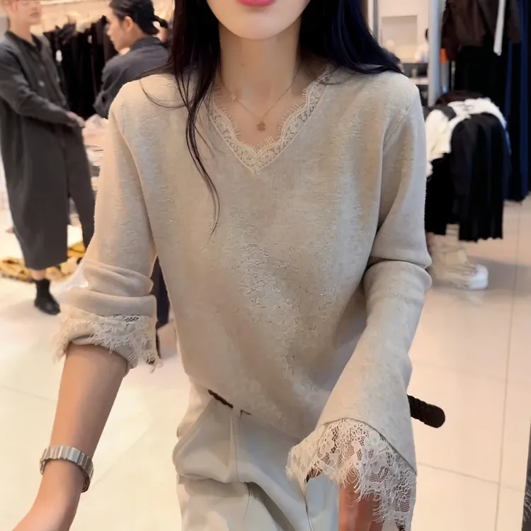 大码洋气燕麦色v领蕾丝长袖针织衫女秋季微胖mm修身内搭打底上衣