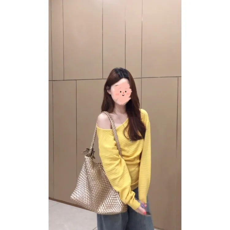 黄色露肩显白长袖T恤女秋冬新款修身显瘦打底蝙蝠衫百搭外穿上衣