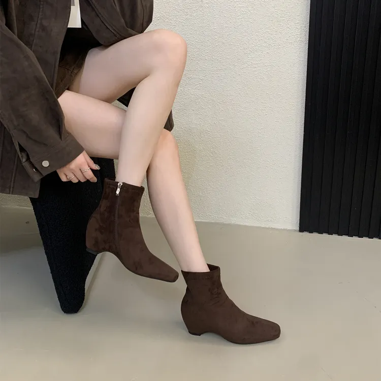 2025秋冬新款方头短靴女设计感内增高软底切尔西靴法式粗跟时装靴