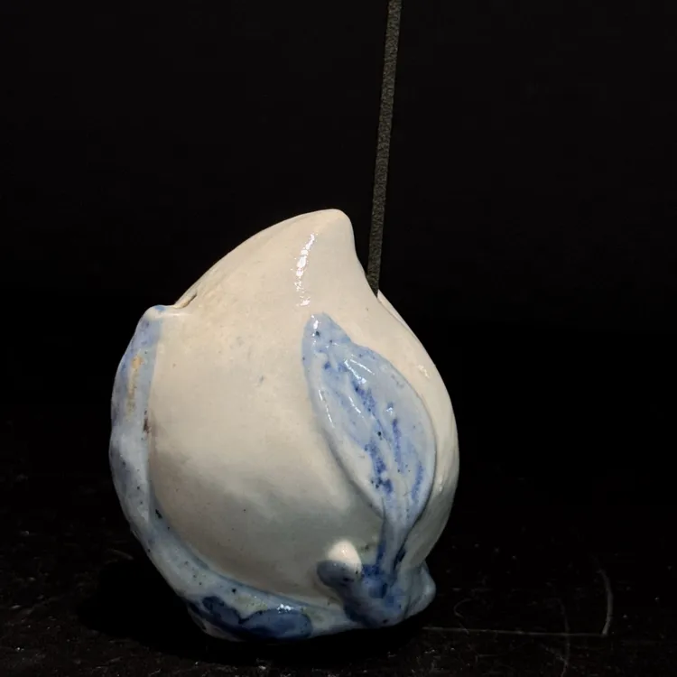 青花瓷水滴，造型独特，白底蓝色叶纹，尺寸高6.8直径6.3底部有款。