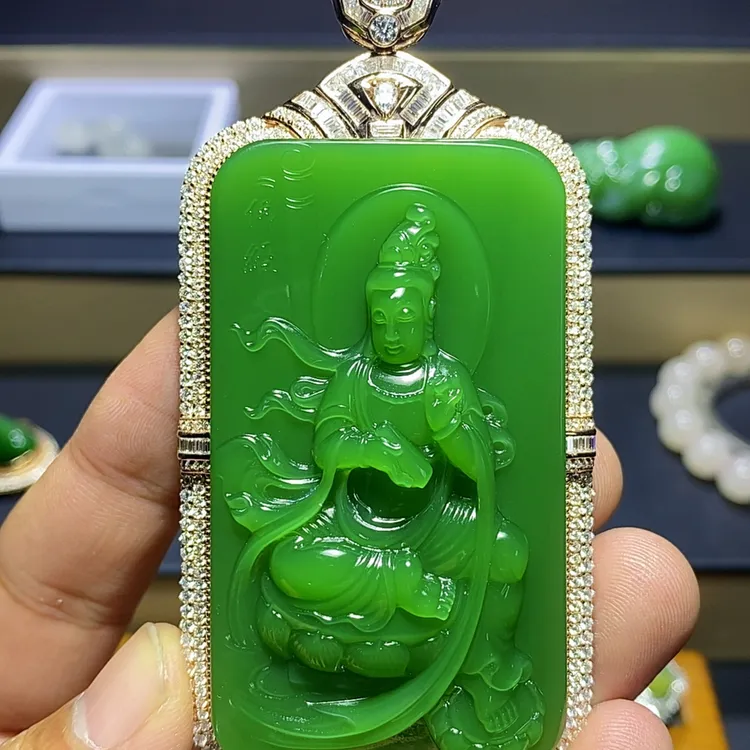 【玉人生珠宝】官方正品精品和田玉俄碧肉底浓粉绿18K金镶观音