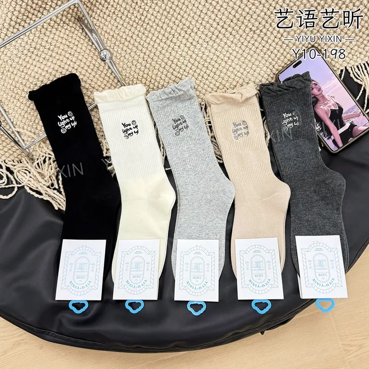 纯色女刺绣字母中筒袜可爱风秋季公主风