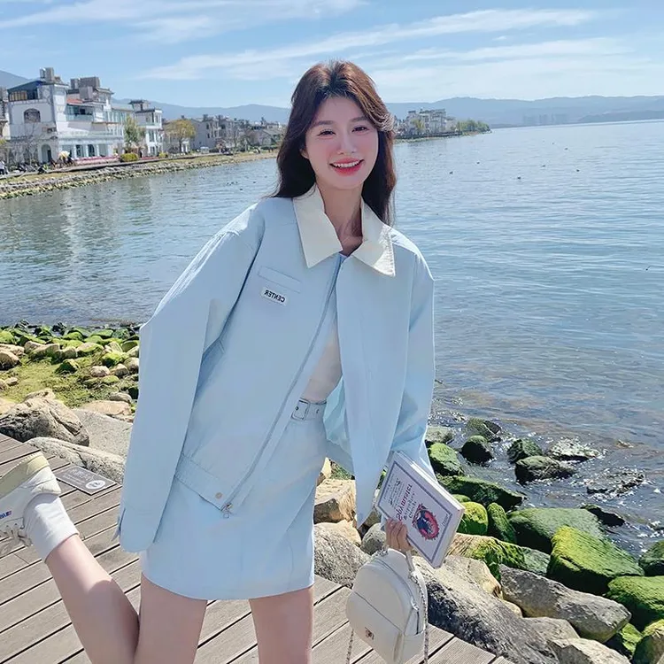 早春漂亮衣服蓝色翻领上衣女2025年小众设计蓝色系穿搭欧若风穿搭