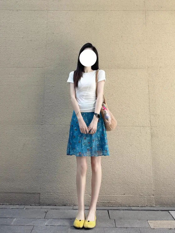 【美人鱼】法式气质温柔风设计感拼接修身T恤蓝色碎花高腰半裙套装