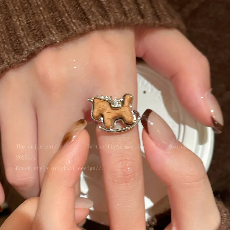铜合金木质戒指 本命年小马戒指女秋冬新款食指戒独特高级感指环 