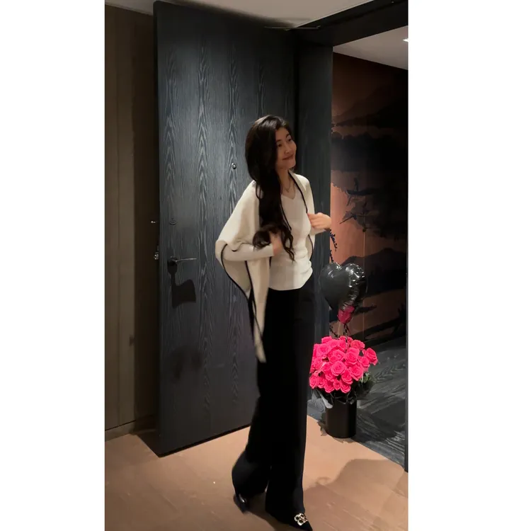 N.COU妮蔻25冬新款气质显瘦V领烫钻绵羊毛打底开衫套装DY10621