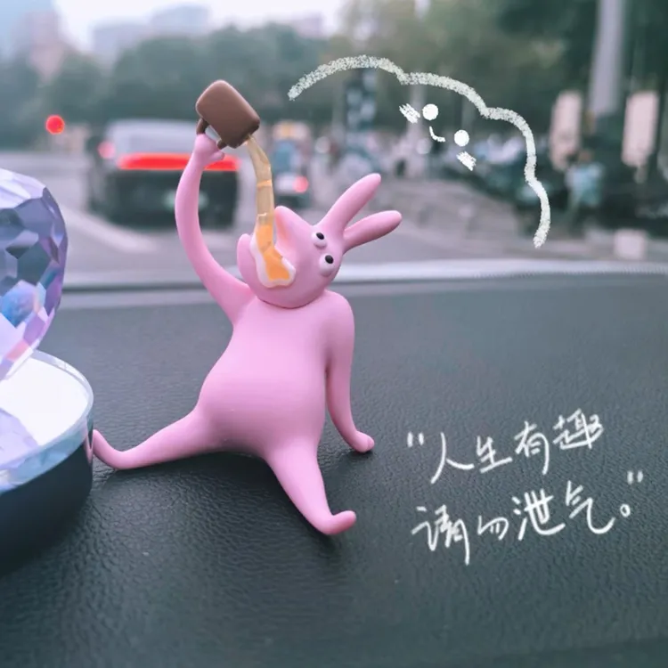 超萌粉色兔子抽象搞怪可爱车载饰品汽车中控台女车内创意摆件手办