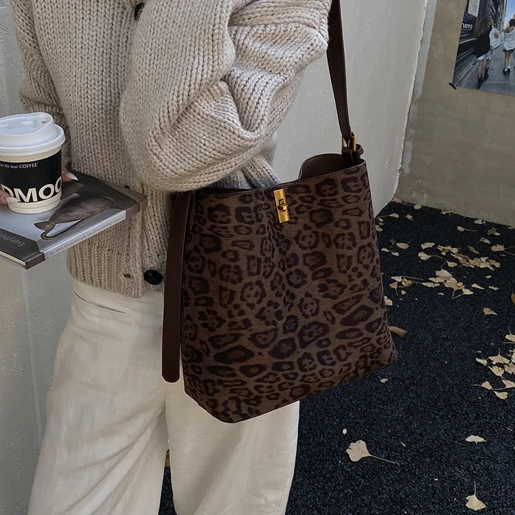 PARACVTOU/帕卡图新百搭腋下包朋克风斜跨托特包水桶包斜挎包女士