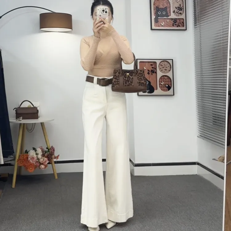 米白不贴腿喇叭牛仔裤女2025秋冬新款高腰遮肉显瘦气质喇叭牛仔裤