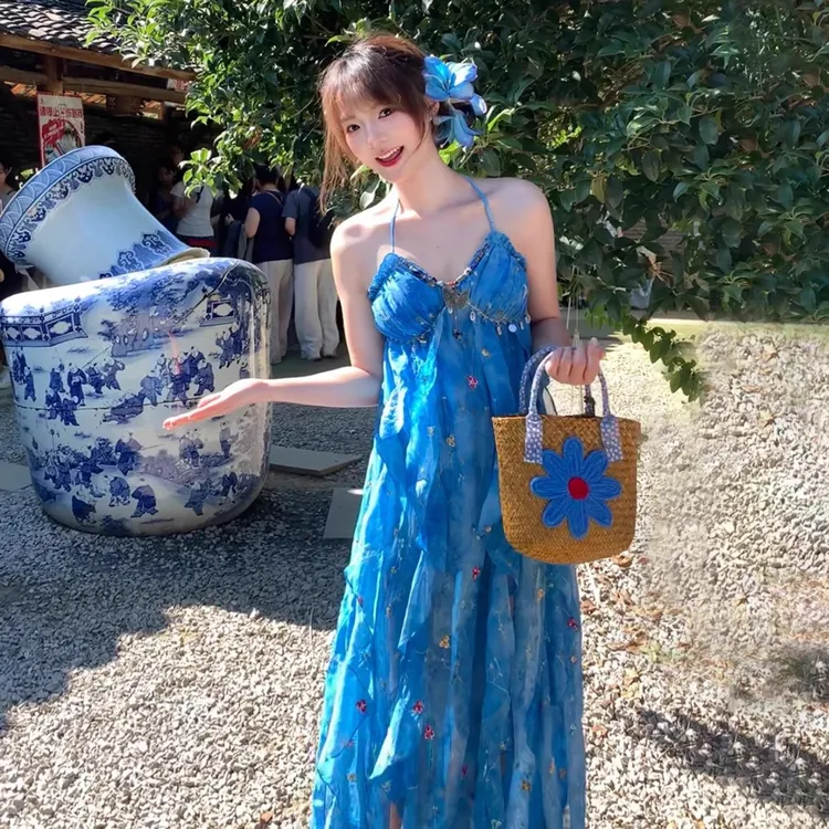 大理古城景德镇旅游拍照蓝色碎花挂脖吊带连衣裙女度假氛围感长裙
