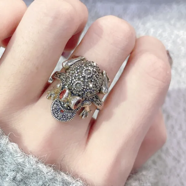 925银合成锆石戒指 925银合成锆石戒指 重工金蟾戒指