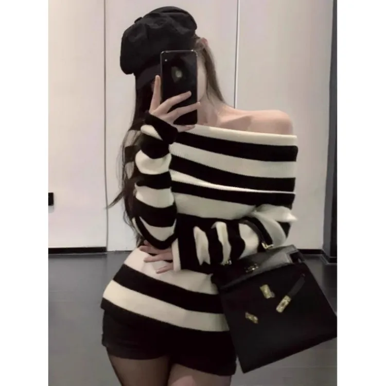 高级感黑色条纹针织打底衫女秋冬一字肩毛衣内搭显瘦洋气长袖上衣