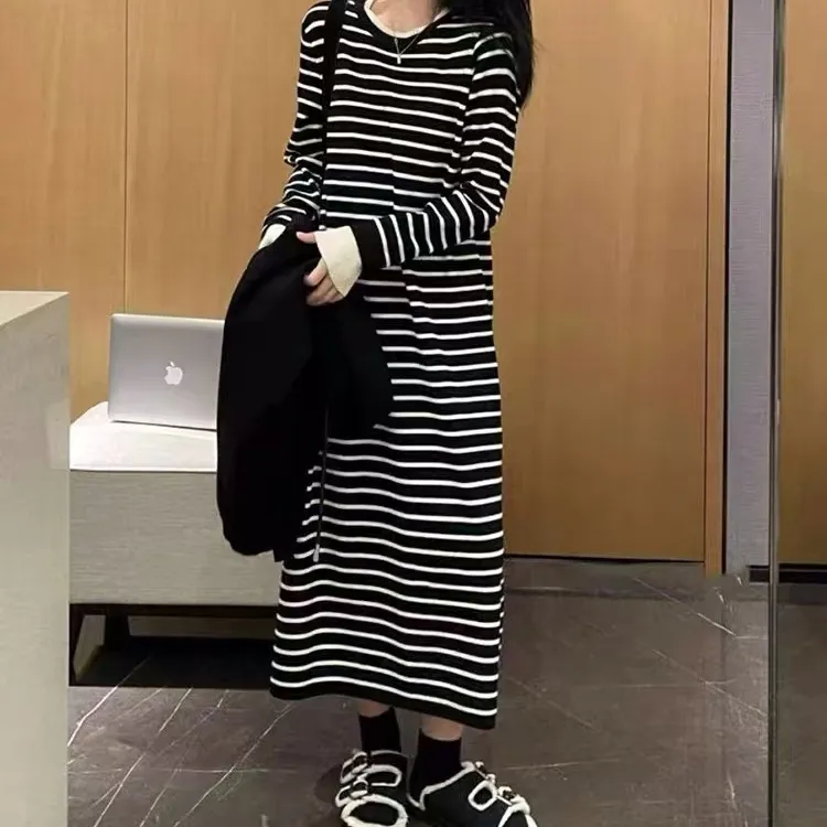 新款时尚减龄圆领宽松显瘦针织连衣裙