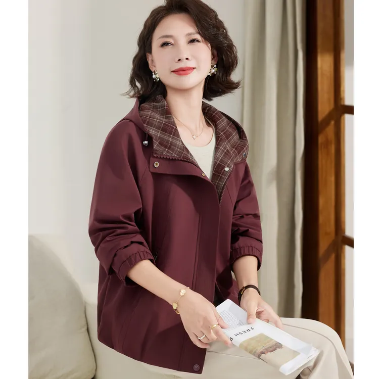 洋气妈妈秋装短款休闲连帽春秋风衣外套宽松中老年女装夹克上衣服