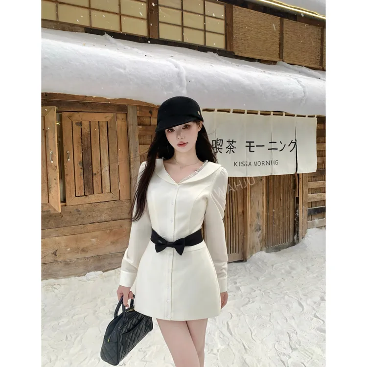 画解WAHJU【芬兰周末】秋冬蝴蝶结设计蕾丝花边白色连衣裙9939W