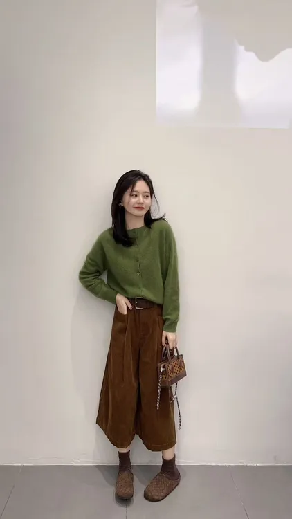 2025秋季新款韩系气质通勤绿色针织开衫百搭灯心绒阔腿裤套装