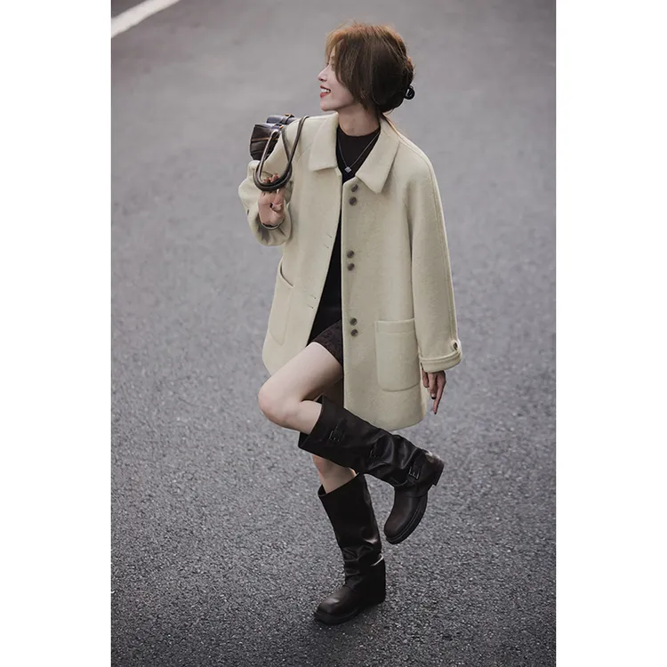 小谷粒邦尼大衣单面呢面料 翻领+宽松版型 撞色设计纽扣