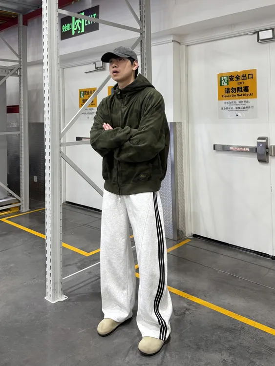 美式复古弯刀剪裁阔腿三条杠条纹运动卫裤宽松慵懒松弛感直筒长裤