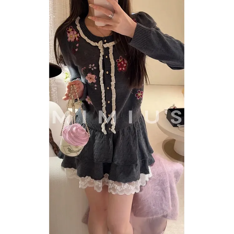 【mimius】P 格雷系羊毛浮雕立体绣花针织衫+蕾丝拼接半裙 WG11097