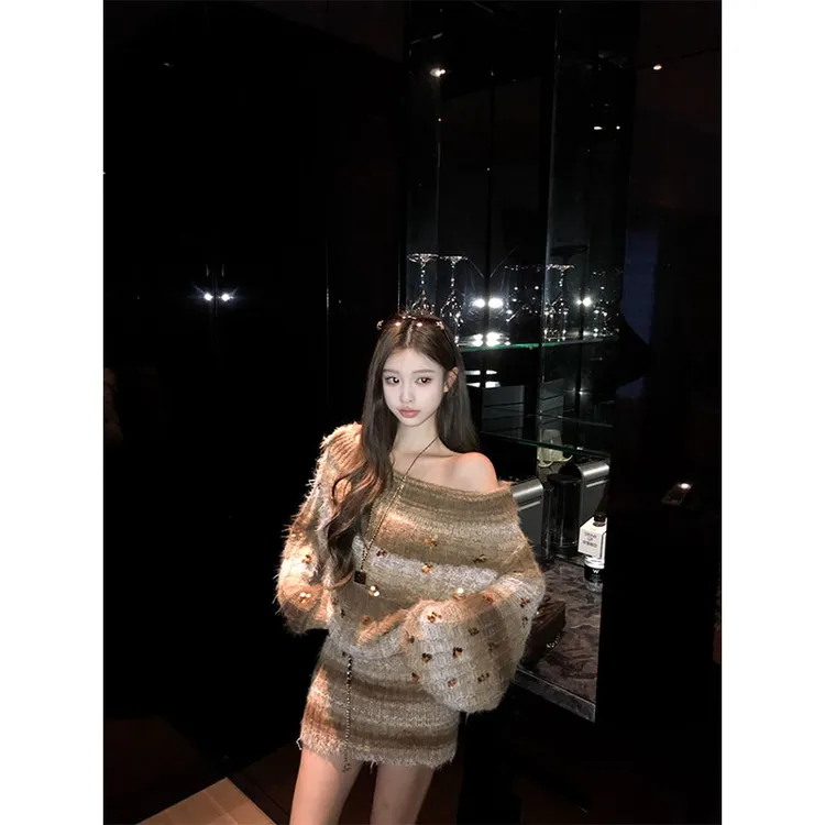 法式亮片斜肩针织连衣裙女秋冬季设计感宽松显瘦小个子百搭包臀裙