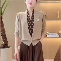 548设计感拼接v领波点假两件秋冬简约咖色上衣