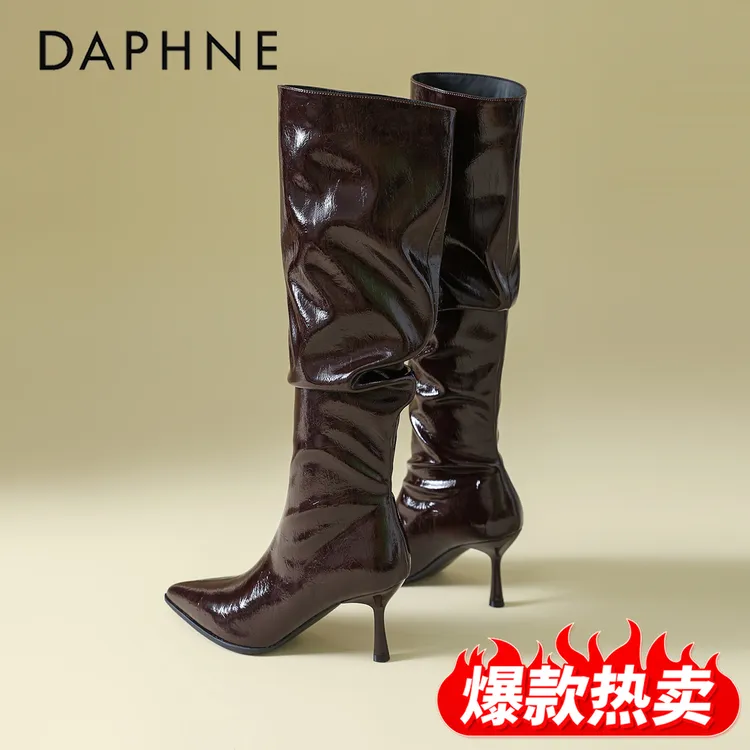 达芙妮尖头高跟长靴女2025新款秋冬季黑色漆皮细跟长筒褶皱堆堆靴