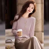 白鹿语25秋季时尚微弹正肩温柔气质圆领钉珠开衫针织衫女BL20045
