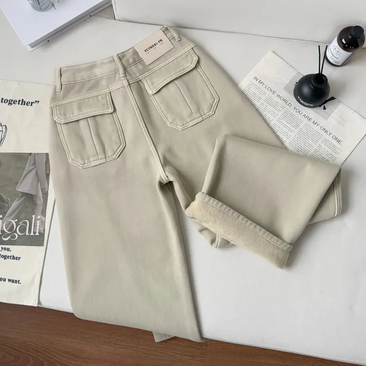 奶茶色加绒窄版直筒牛仔裤女2025冬季新款宽松显瘦百搭拖地裤