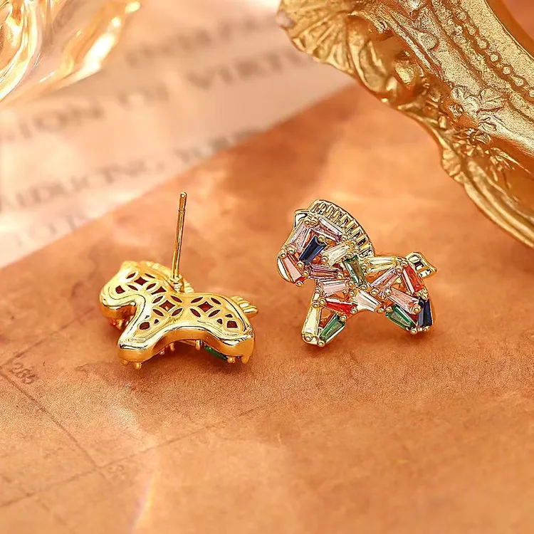 铜合金耳饰 彩色复古轻奢法式小马耳钉女秋冬新款高级感时尚耳饰