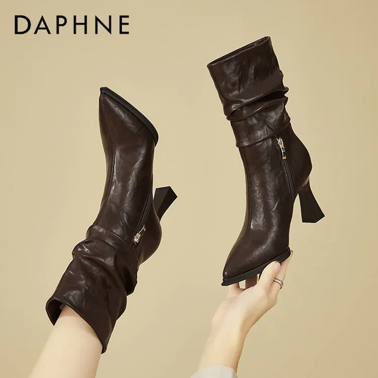 达芙妮8.5cm尖头褶皱堆堆靴2025冬季加绒百搭时装靴中筒高跟短靴